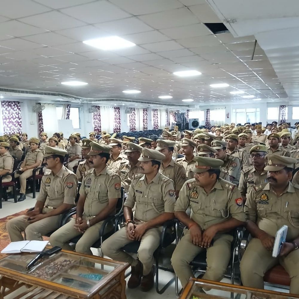 साइबर शिकायतों के लिए पुलिसकर्मियों को ट्रेनिंग:देवरिया में एएसपी ने बताए तरीके, बोले- महिला अपराधों को दें प्राथमिकता