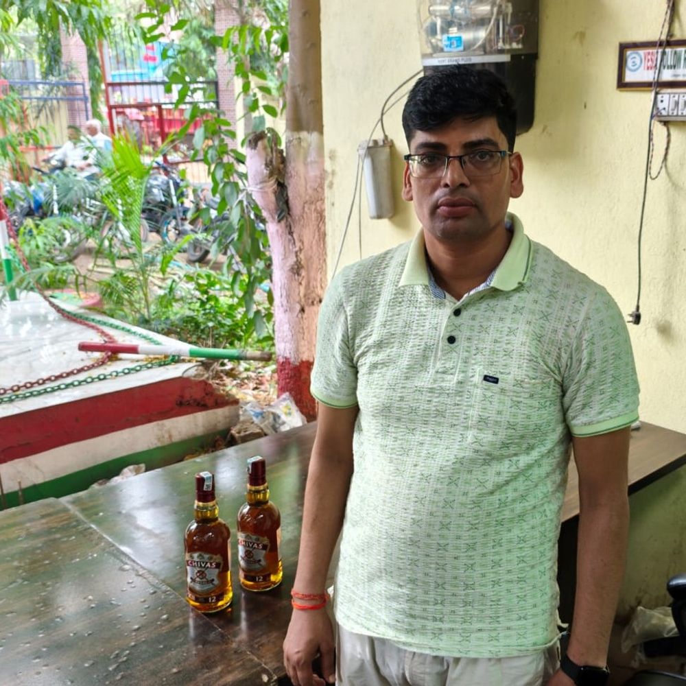 बिहटा में शराब डिलीवरी से पहले तस्कर गिरफ्तार:यूपी से लाकर ₹3000 प्रति बोतल बेचता था, 2018 में भी धंधे में गया था जेल