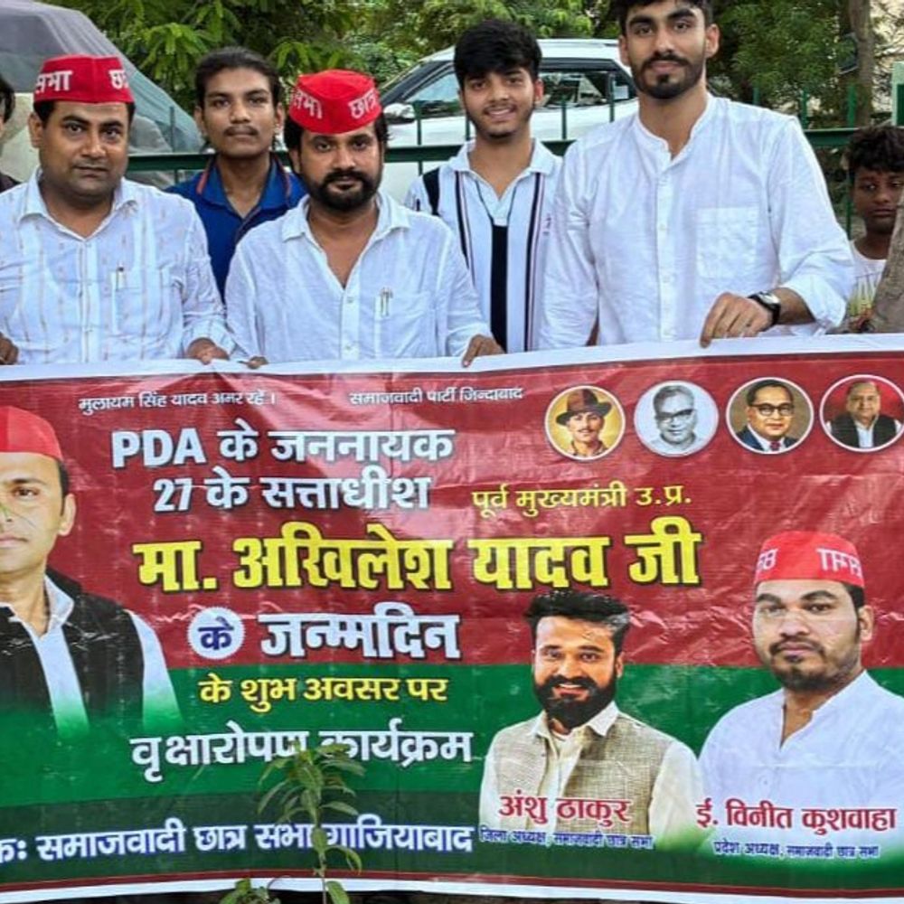 सपा कार्यकर्ताओं ने साहिबाबाद में पौधे रोपे:अखिलेश यादव के जन्मदिन पर चल रहा है एक सप्ताह का कार्यक्रम