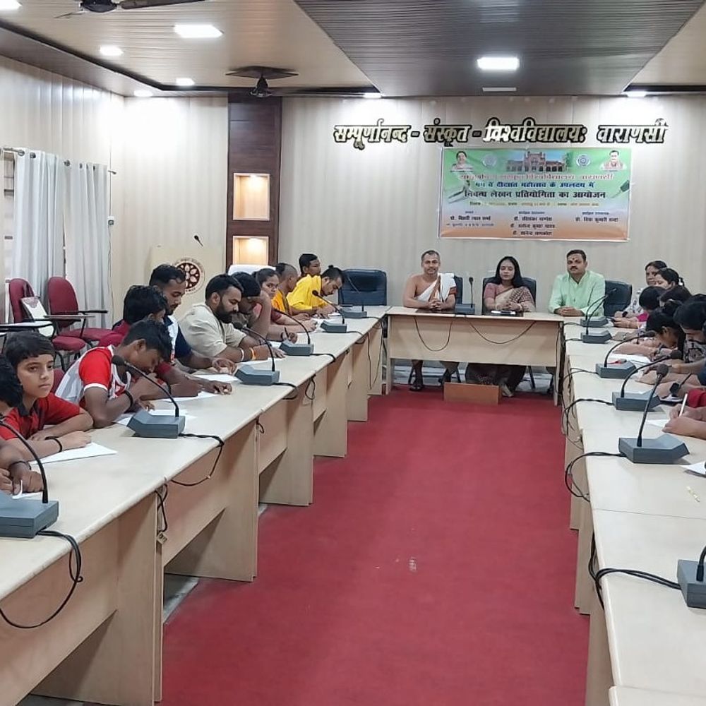 संस्कृत विश्वविद्यालय में निबंध लेखन प्रतियोगिता:'भारत चौथी अर्थव्यवस्था कैसे बना' समेत 2 विषयों पर विद्यार्थियों ने लिखे निबंध