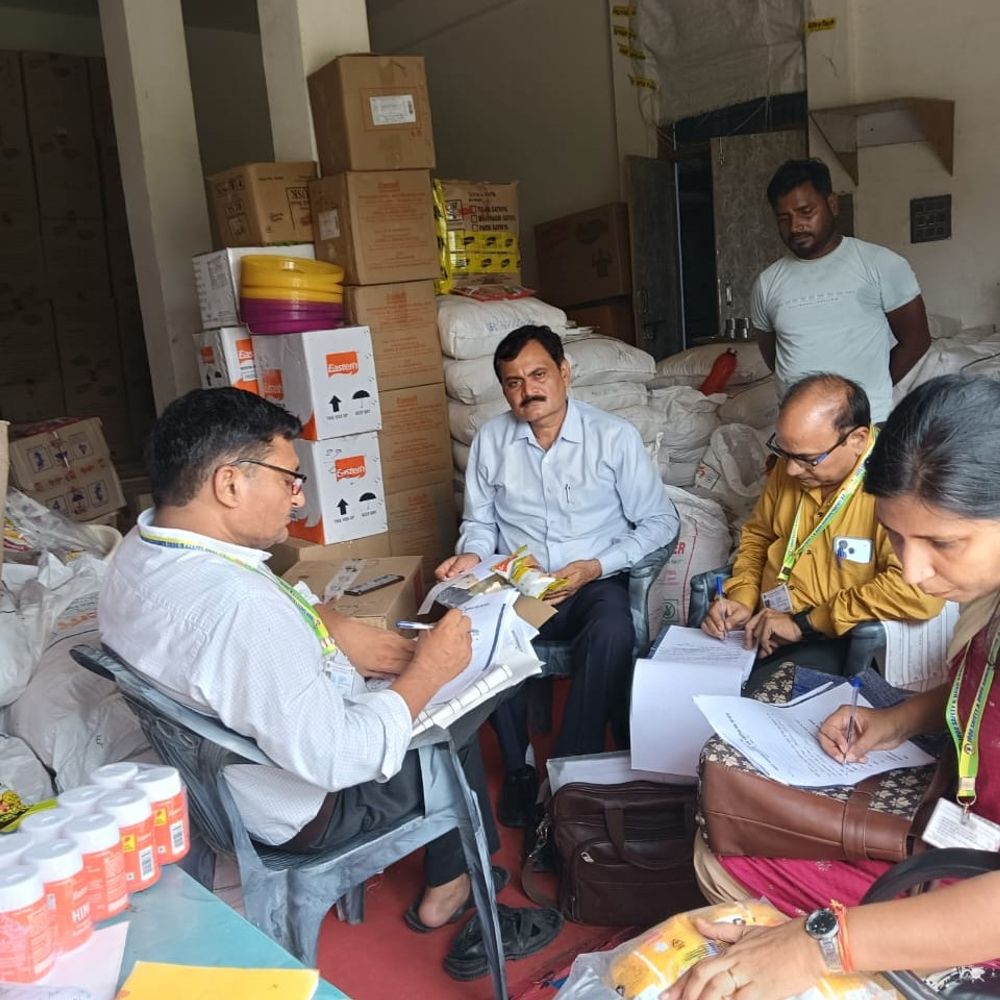 18 खाद्य मसालों की दुकानों पर टीम की चेकिंग:देवरिया में 4 बिना लाइसेंस दुकान मालिकों को नोटिस, सैंपल लिए