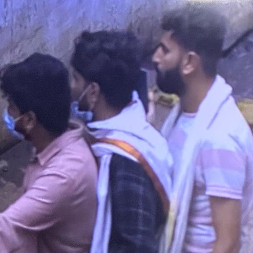 गुना में आंखों में मिर्ची झोंककर 15 लाख की लूट:धनिया व्यापारी का कर्मचारी कलेक्शन का पैसा जमा करने जा रहा था; CCTV में कैद हुए बदमाश
