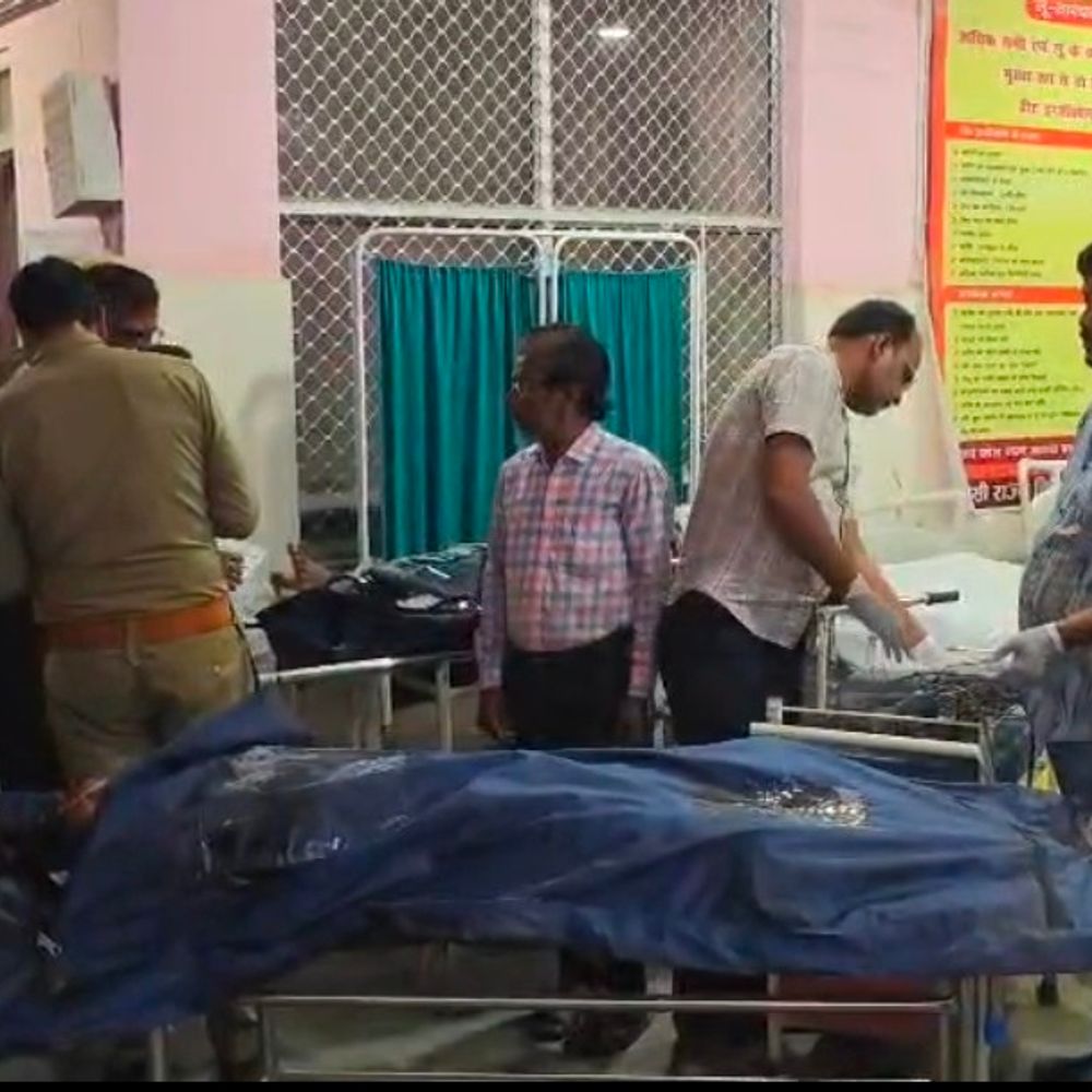 कौशांबी में अज्ञात वाहन की टक्कर से 4 की मौत:पिकअप का टायर बदलते समय हुआ हादसा, पुलिस जांच में जुटी