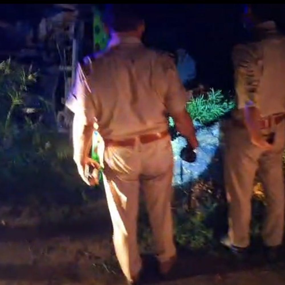 बारातियों से भरी बस खेत में पलटी, 9 घायल:कासगंज में 5 अलीगढ़ रेफर, क्षतिग्रस्त सड़क बनी वजह, चालक-कंडक्टर फरार