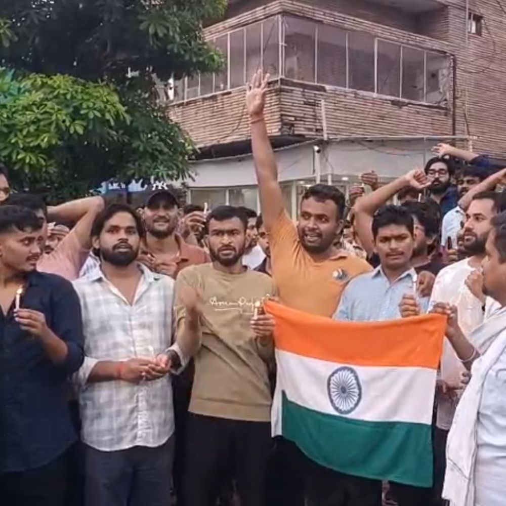 प्रतियोगी छात्रों का प्रदर्शन, लेखपाल पुनः परीक्षा की मांग:सभी भर्तियों में वेटिंग लिस्ट और UPSI स्कोर कार्ड जारी करने की मांग
