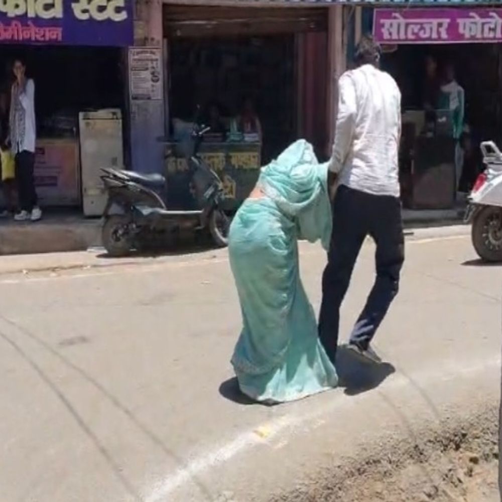 शाहजहांपुर में थाने के बाहर महिला को भाई ने घसीटा:शादी के बाद प्रेमी संग भागी थी, SHO बोले-महिला बालिग हैं अंतिम फैसला उसी का होगा