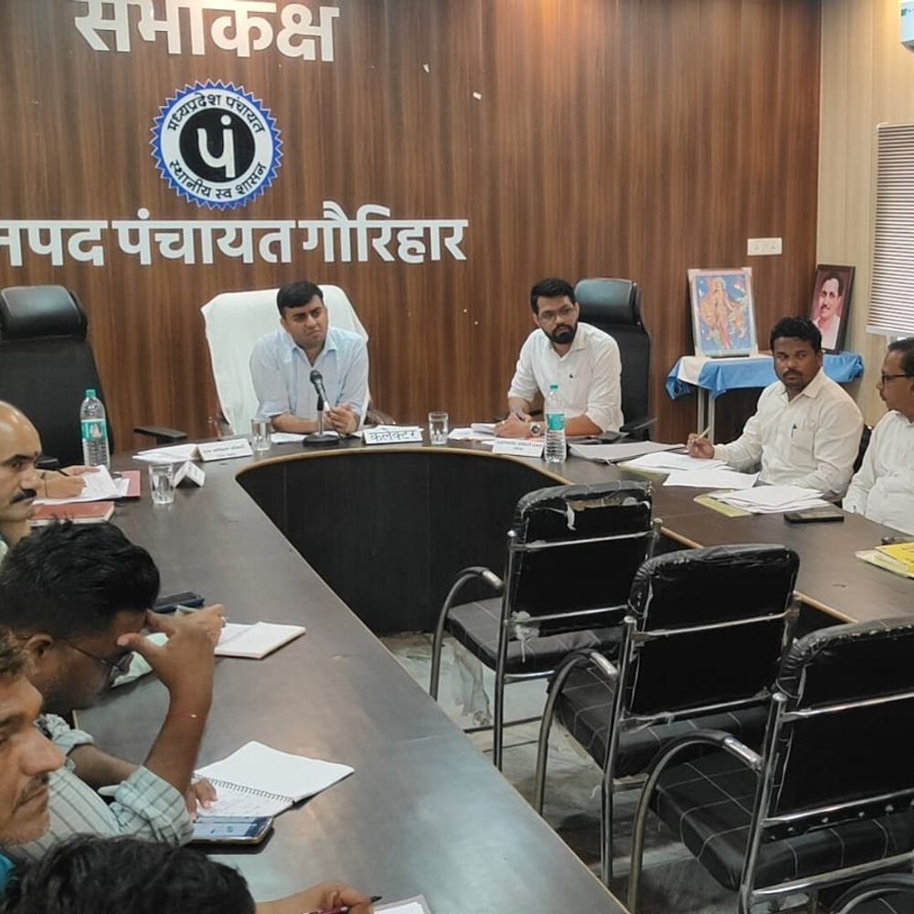 छतरपुर में 4 पटवारी और सचिव सस्पेंड, इंक्रीमेंट रोका:खराब प्रगति मिलने पर कार्रवाई, राजस्व और पंचायत के कर्मचारियों पर सख्ती