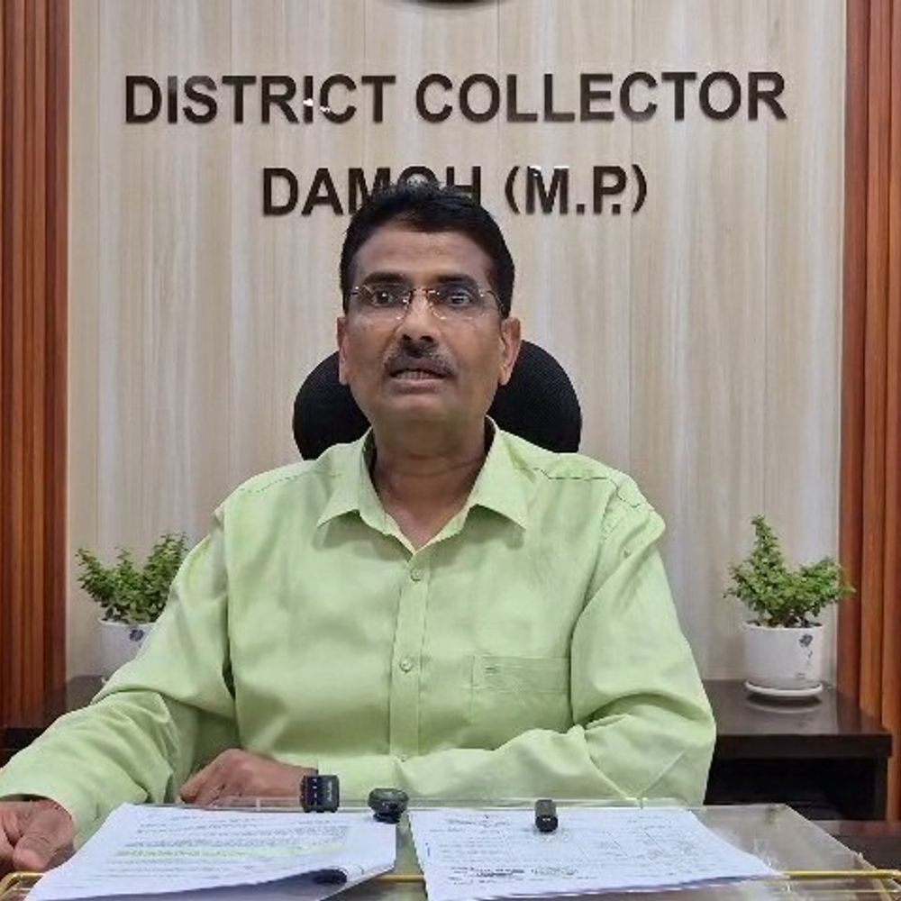 दमोह में 141 अधिकारी-कर्मचारियों का वेतन कटा:सार्थक ऐप से अटेंडेंस न लगाने पर कलेक्टर ने की कार्रवाई