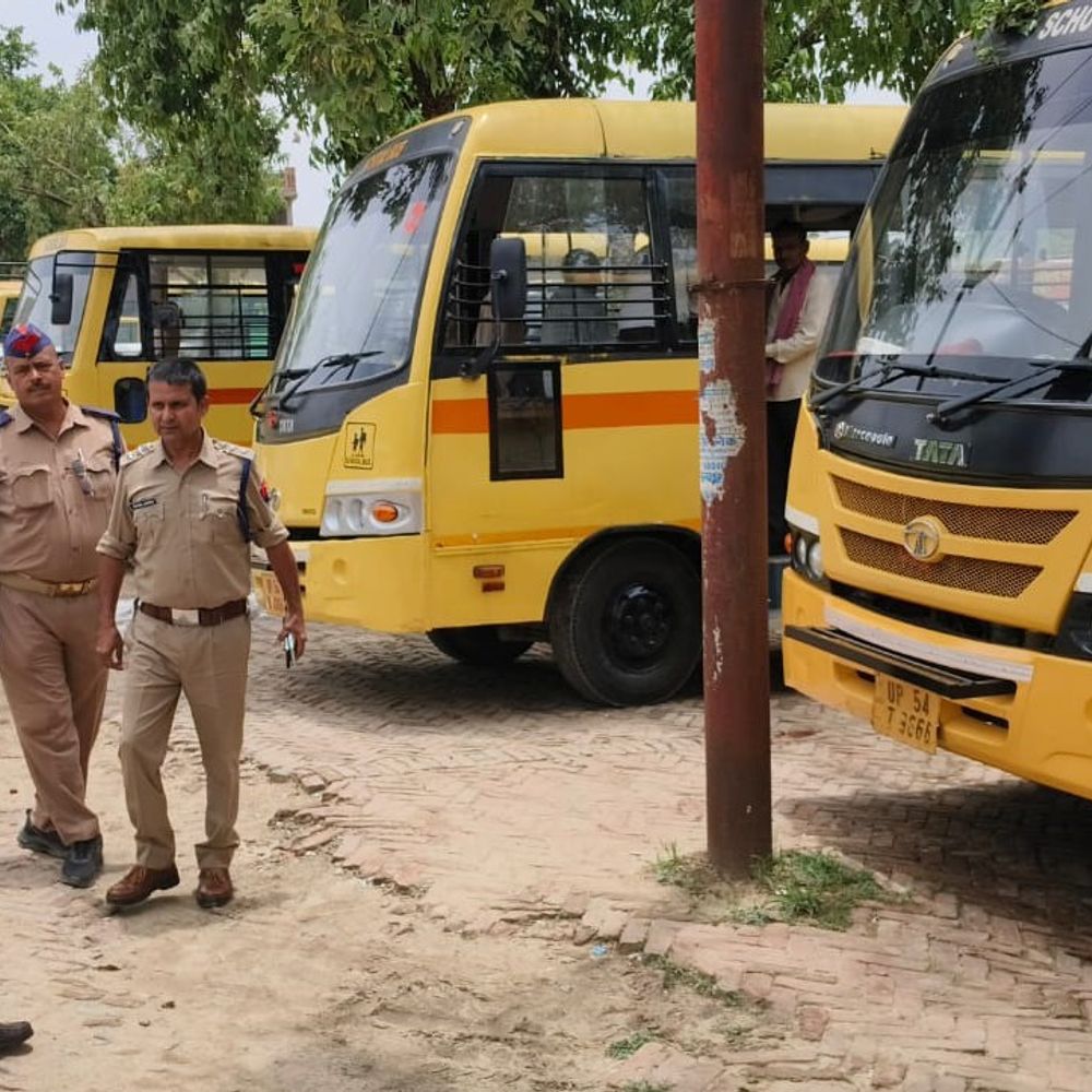 मऊ में 26 स्कूली वाहनों का हुआ चालान, 4 सीज:फिटनेस न होने पर 10 जुलाई तक मान्यता भी होगी रद्द