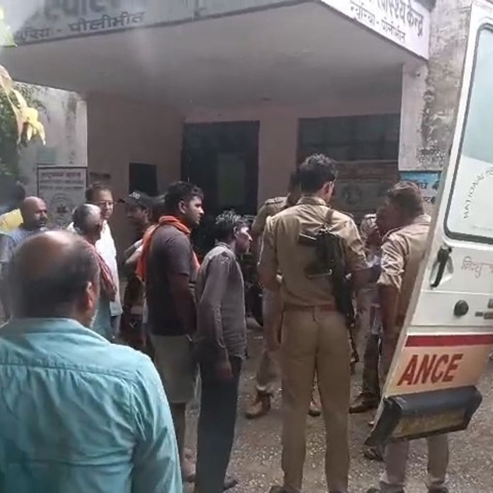 पीलीभीत में अज्ञात वाहन की टक्कर से दो की मौत:जरूरी काम निपटाकर गांव लौट रहे थे, मौके पर तोड़ा दम
