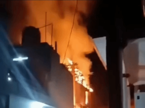 फतेहपुर में गैस रिसाव से घर में लगी आग:बीड़ी जलाते ही भड़की लपटें, लाखों का सामान जलकर राख, ग्रामीणों ने पाया काबू