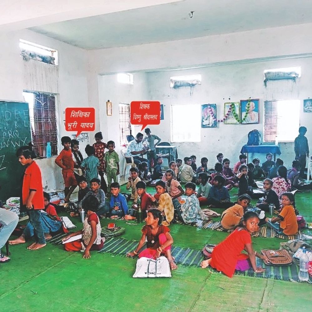 व्यवस्था की बदहाली:  पहली से 5वीं तक के 123 बच्चों को एक ही कक्ष में पढ़ा रहे 4 शिक्षक, ऑफिस और किचन भी यहीं – Sironj News