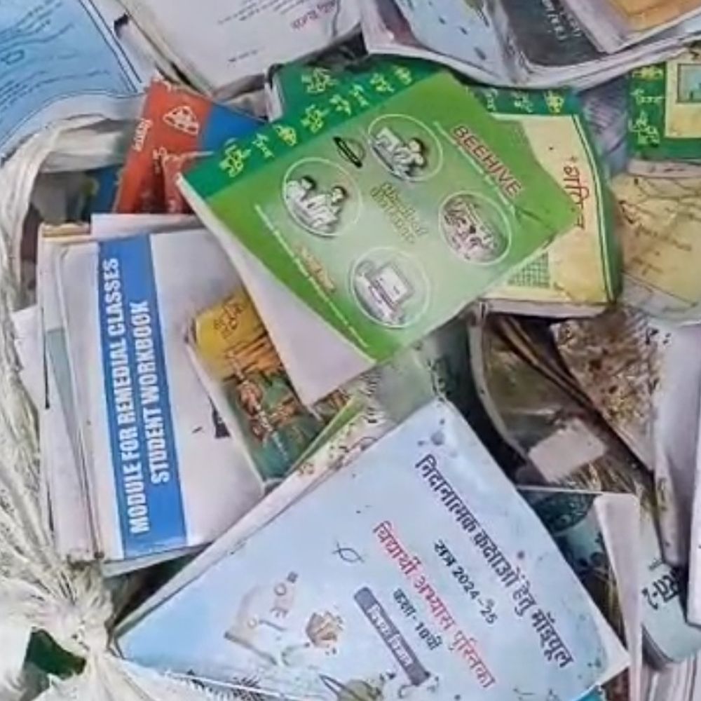 सीहोर में खुले में पड़ी मिलीं लाखों की पाठ्यपुस्तकें:शिक्षा विभाग की कार्यप्रणाली पर उठे सवाल, जिम्मेदारों पर कार्रवाई की मांग