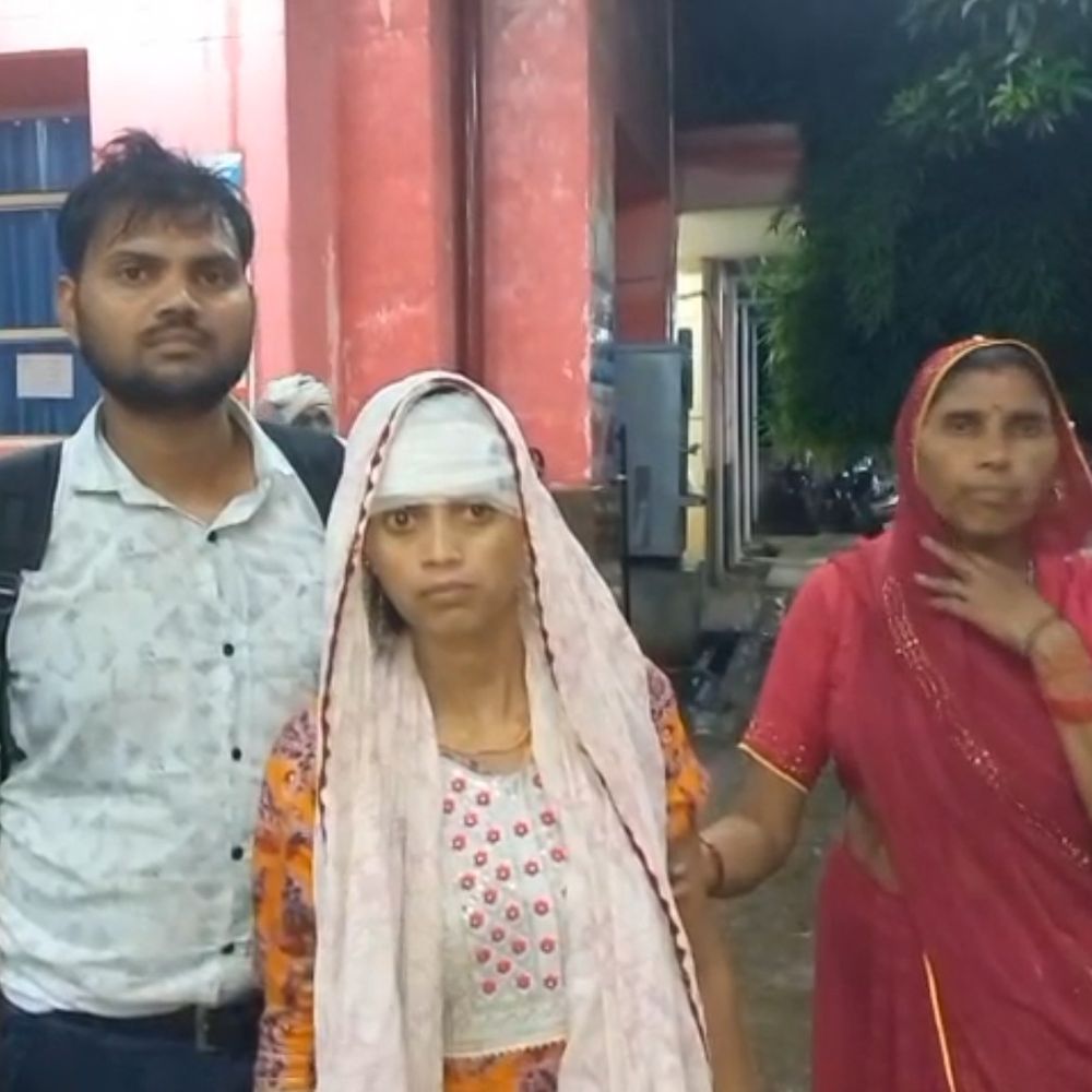 घरेलू विवाद में पति ने पत्नी का सिर फोड़ा:फिरोजाबाद जिला अस्पताल में गंभीर हालत में भर्ती, भाई ने लगाए प्रताड़ना के आरोप