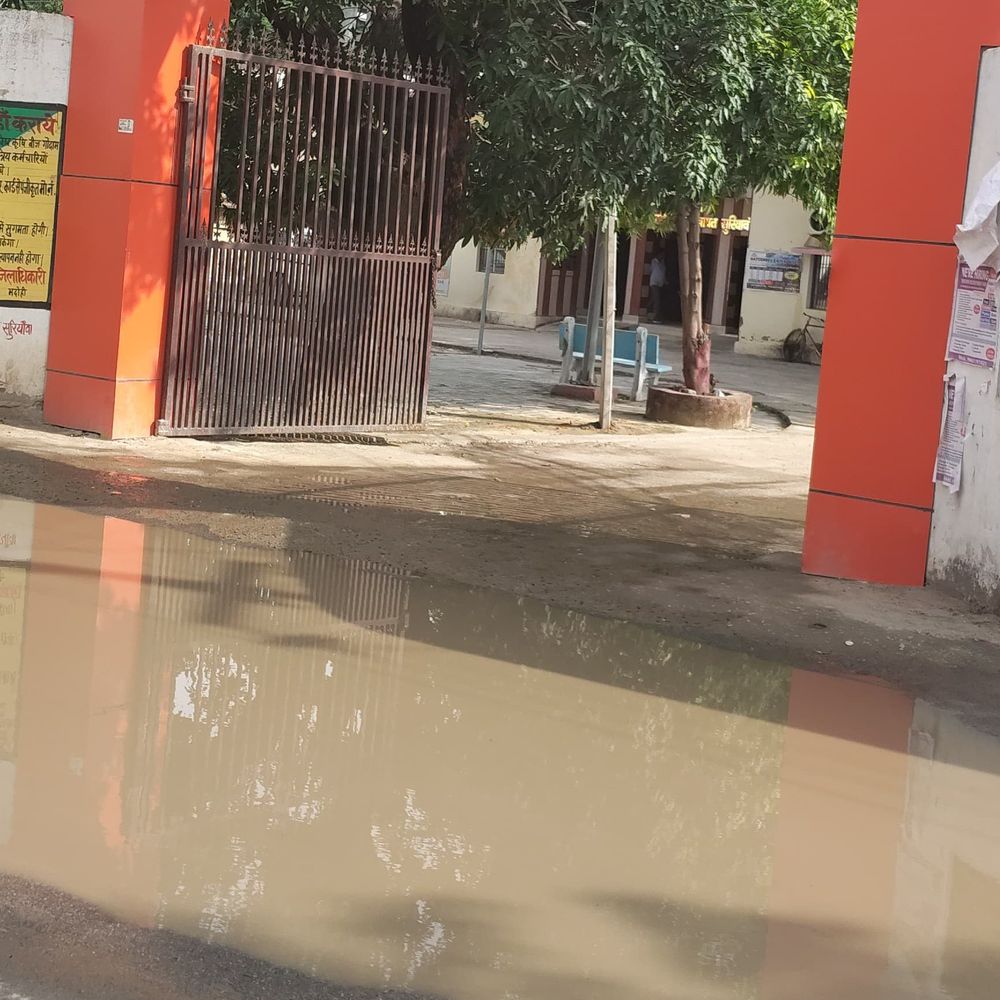 भदोही के सुरियावां ब्लॉक परिसर में जलभराव:बारिश के बाद फरियादियों को आवागमन में परेशानी