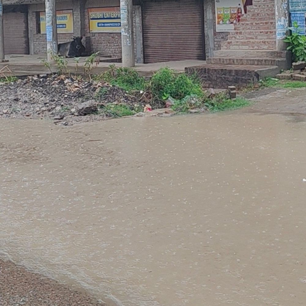 अमेठी में झमाझम बारिश, गर्मी से मिली राहत:तापमान 14 डिग्री गिरा, सरकारी दफ्तरों-सड़कों पर भरा पानी