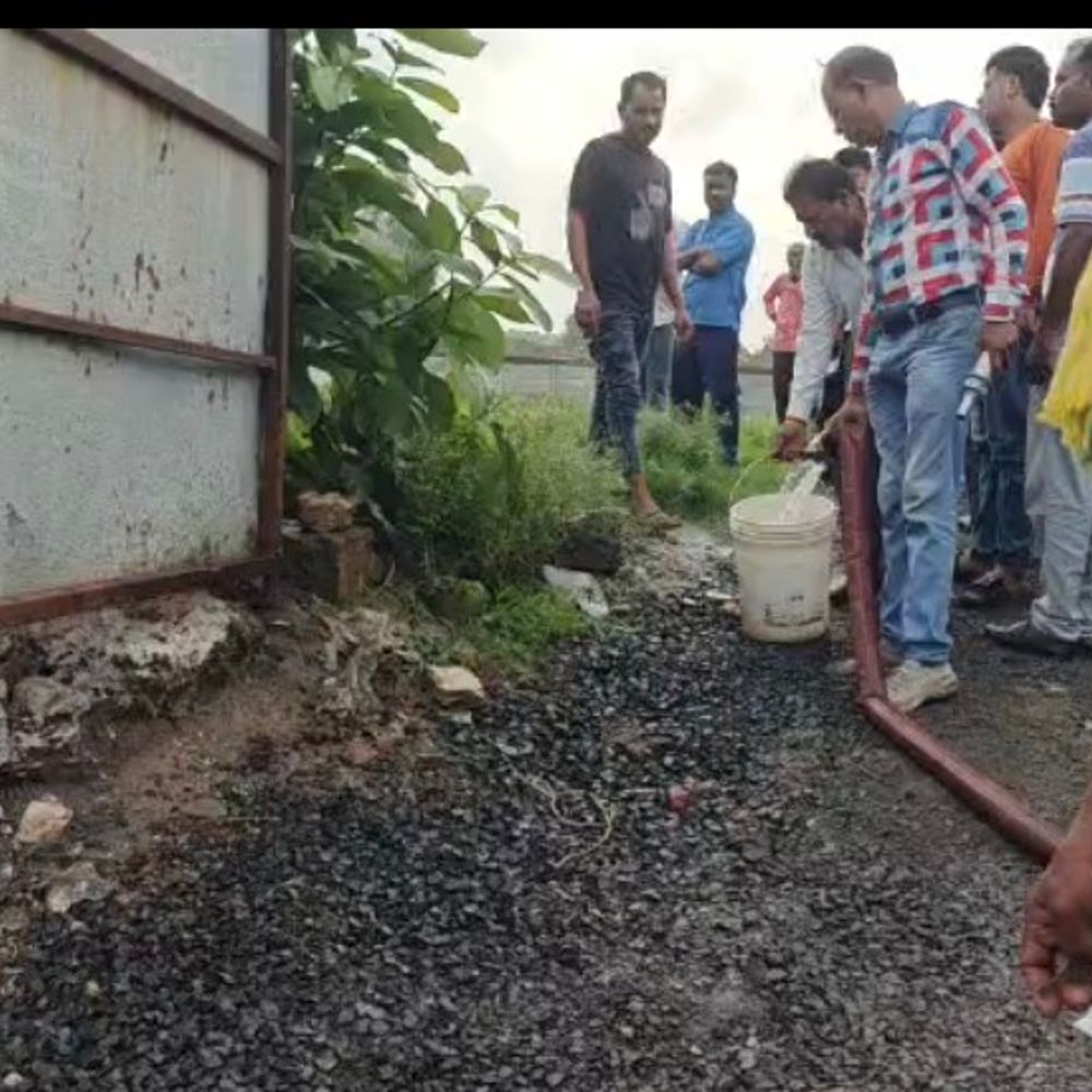 जबलपुर में दमकल वाहन खराब, बाल्टी से बुझाई आग:जबलपुर में साइकिल दुकान के टपरे में लगी आग, नागरिकों ने संभाली कमान