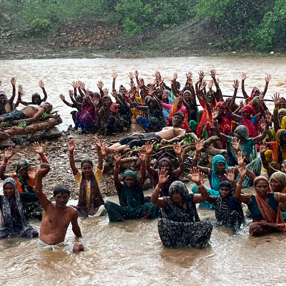 केन-बेतवा के विस्थापित बोले-हक दो या जल समाधि दे दो:उफनती नदी में छठे दिन भी डटे; 12.50 लाख रुपए पैकेज का आश्वासन