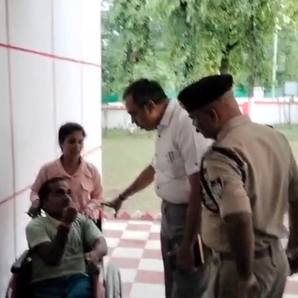 दिव्यांग परिवार मंत्री से मिलने 11 घंटे इंतजार करता रहा:दिलीप जायसवाल अनदेखा कर निकले, 4 लोगों की तीन महीनों से दिव्यांग पेंशन बंद