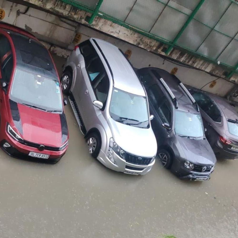 ग्रेटर नोएडा में भारी बारिश से जलभराव:सोसाइटियों के बेसमेंट और लिफ्ट में भरा पानी, सड़कें डूबीं