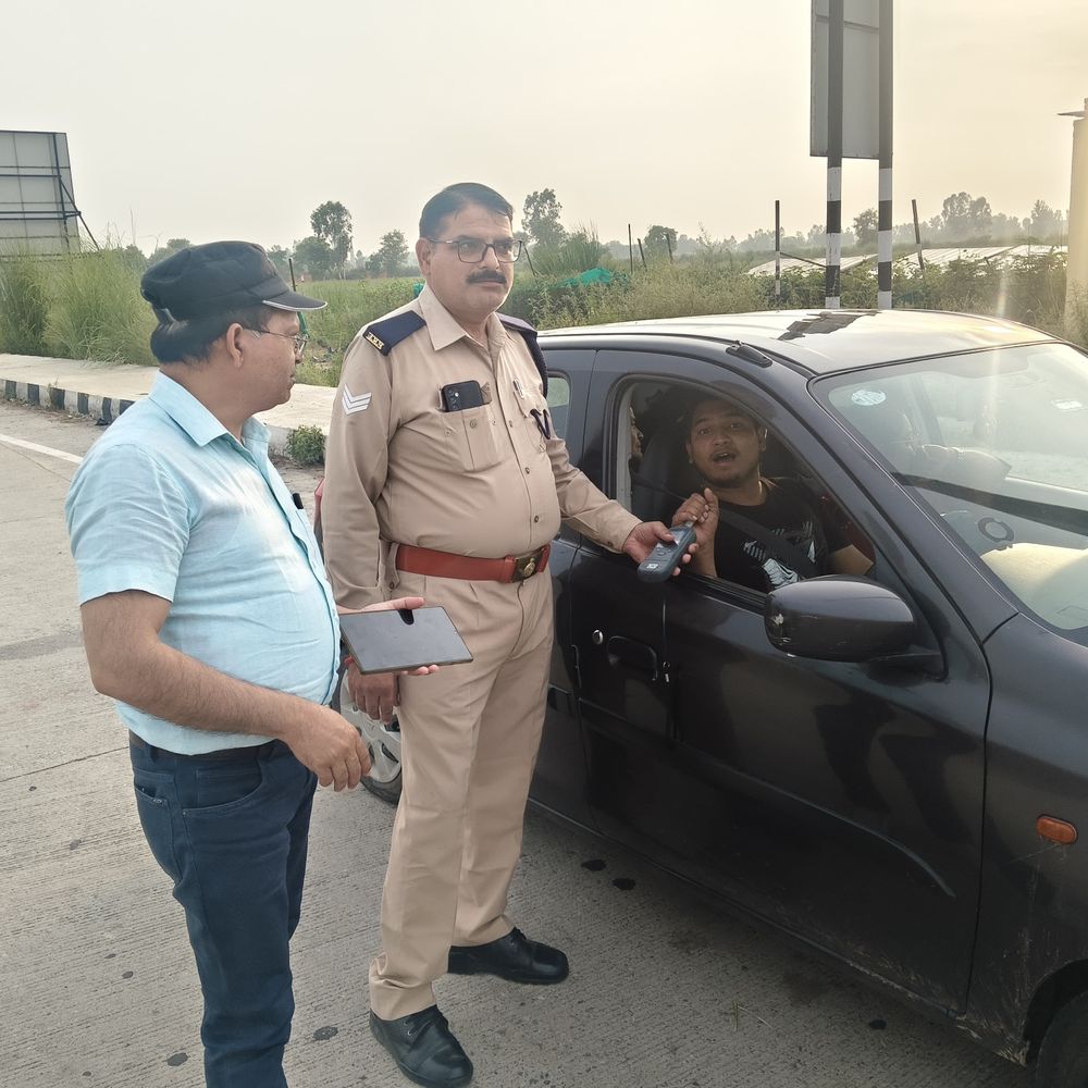 बिजनौर में 19 स्कूल, 8 अवैध यात्री वाहनों पर कार्रवाई:परिवहन विभाग ने 'मिशन सेफ फ्यूचर' अभियान के तहत की कार्रवाई