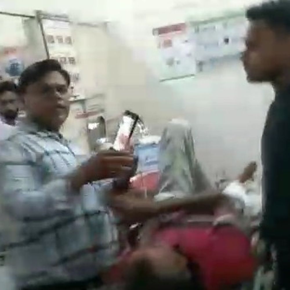 महिला ने डॉक्टर पर लापरवाही का आरोप लगाया:उन्नाव जिला अस्पताल में इलाज को लेकर हंगामा, वीडियो के आधार पर जांच शुरू