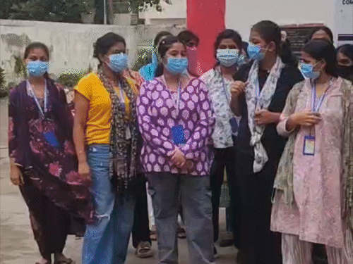पीएमसीएच की GNM छात्राओं का NMCH में प्रदर्शन:हॉस्टल की बदहाल व्यवस्था और खराब पढ़ाई का आरोप, कॉलेज प्रशासन के सामने कई मांगें रखी