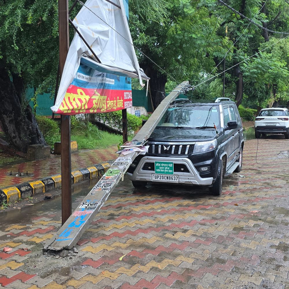 बिजनौर में मूसलाधार बारिश, सड़कें जलमग्न:तीन दिन से मौसम बदला, जनजीवन प्रभावित; तापमान गिरा