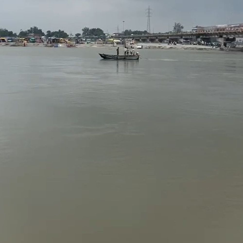 फर्रुखाबाद में गंगा का जलस्तर तेजी से बढ़ा:नरौरा बांध से पानी छोड़े जाने के बाद प्रशासन अलर्ट