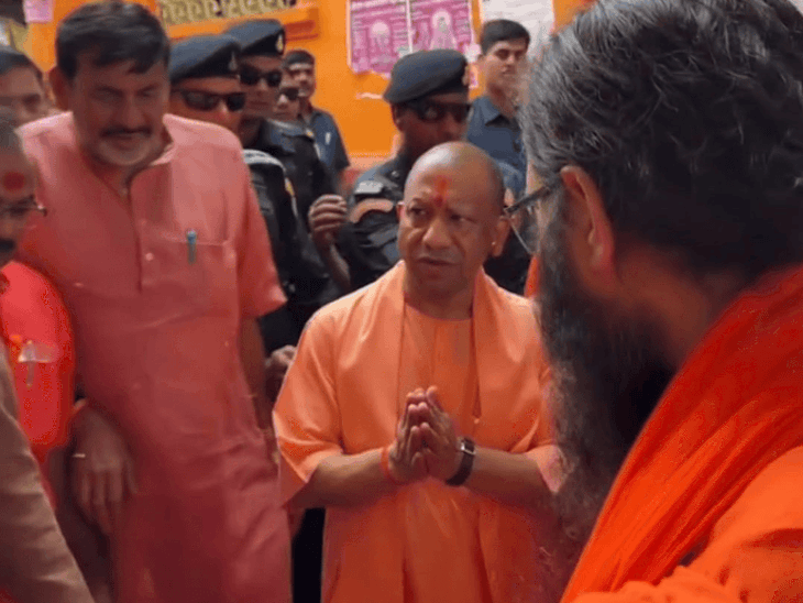 सीएम योगी ने चित्रकूट में की कामदगिरि परिक्रमा:बरहा हनुमान मंदिर में पूजा के बाद बंदरों को चना खिलाया, श्रद्धालुओं ने पुष्पवर्षा की