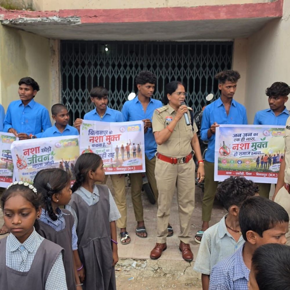 स्कूल में साइबर, पॉक्सो और ट्रैफिक नियमों की क्लास:बिलासपुर में पुलिस का जागरूकता अभियान, बच्चों को कानून और सुरक्षा के नियमों की दी जानकारी