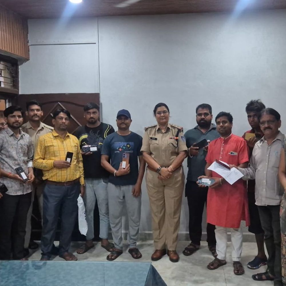 रतलाम पुलिस ने 15 गुम मोबाइल खोजकर लौटाए:2 लाख से अधिक कीमत के फोन हुए बरामद,थाने बुलाकर मालिकों को सौंपे