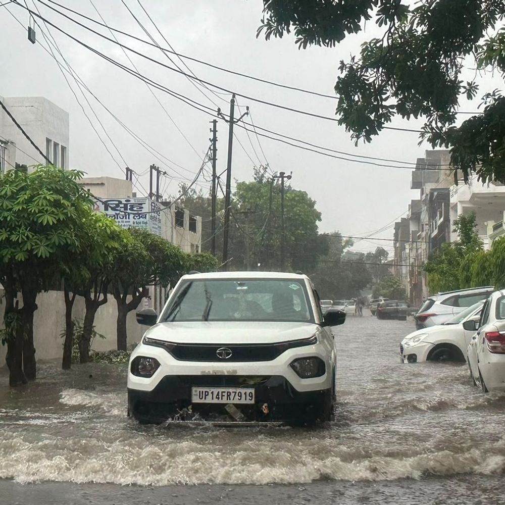 गाजियाबाद में रात से लेकर सुबह तक झमाझम बारिश:शहर की सड़के जलमग्न, रात से बिजली सप्लाई भी ठप्प, 12 वीं तक के स्कूलों में छुट्टी