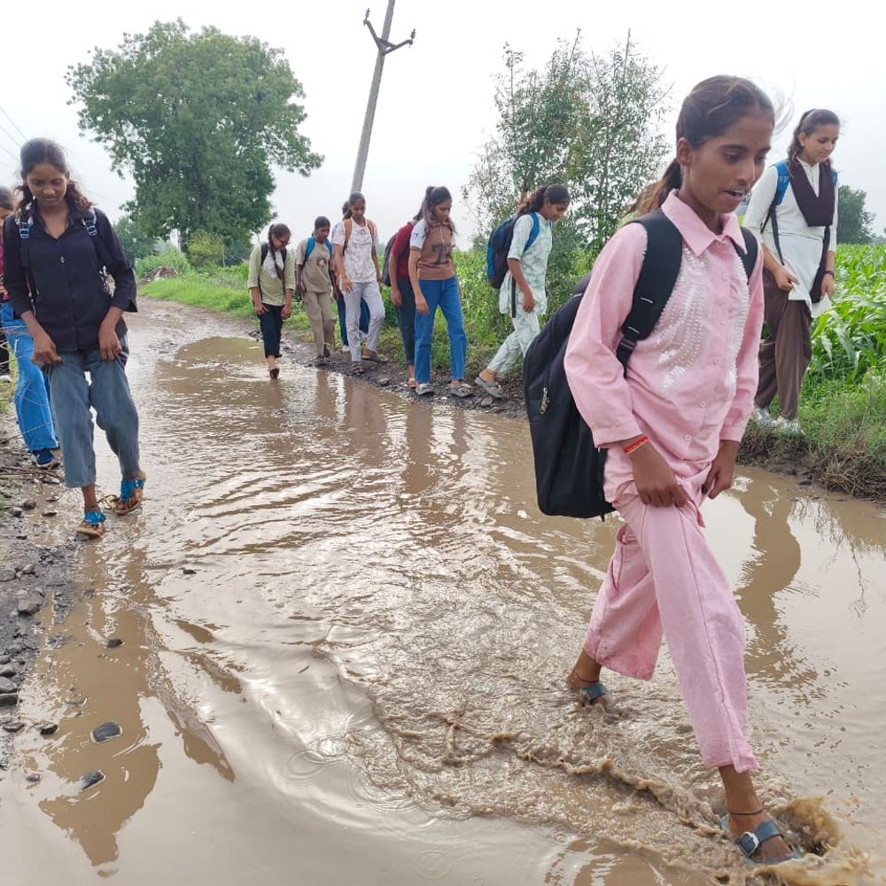 खरगोन में बदहाल सड़क से शिक्षा प्रभावित:छात्राएं पैदल स्कूल जाने को मजबूर, 25 साल से सड़क का इंतजार