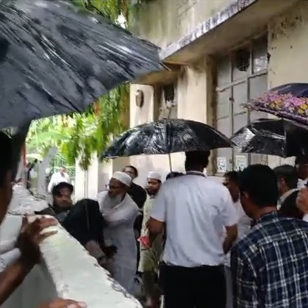 सिविल कोर्ट में युवती के परिजनों ने युवक को पीटा:लड़की को लेकर हुआ था फरार, युवक के पिता ने 3 लोगों पर कराई FIR