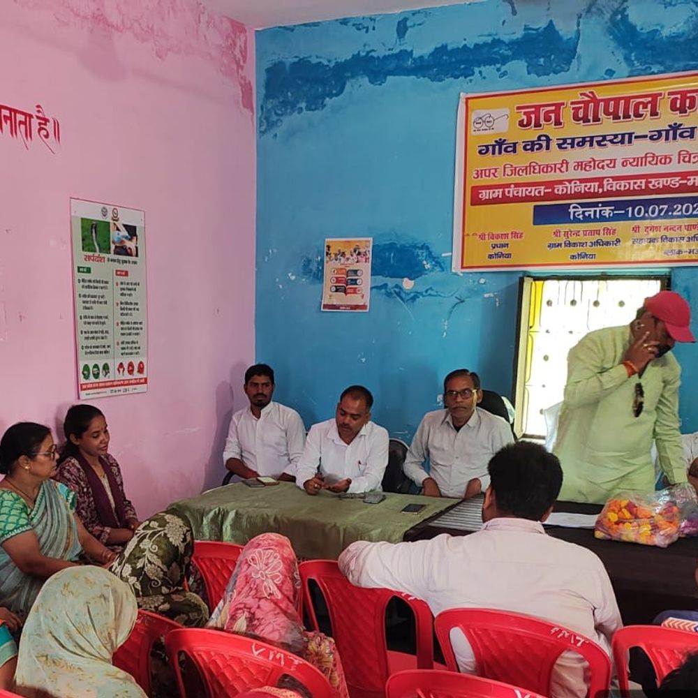 चित्रकूट जन चौपाल में खाली रहीं कुर्सियां:कोनिया गांव में ग्रामीणों की कम भागीदारी से उद्देश्य पर उठे सवाल