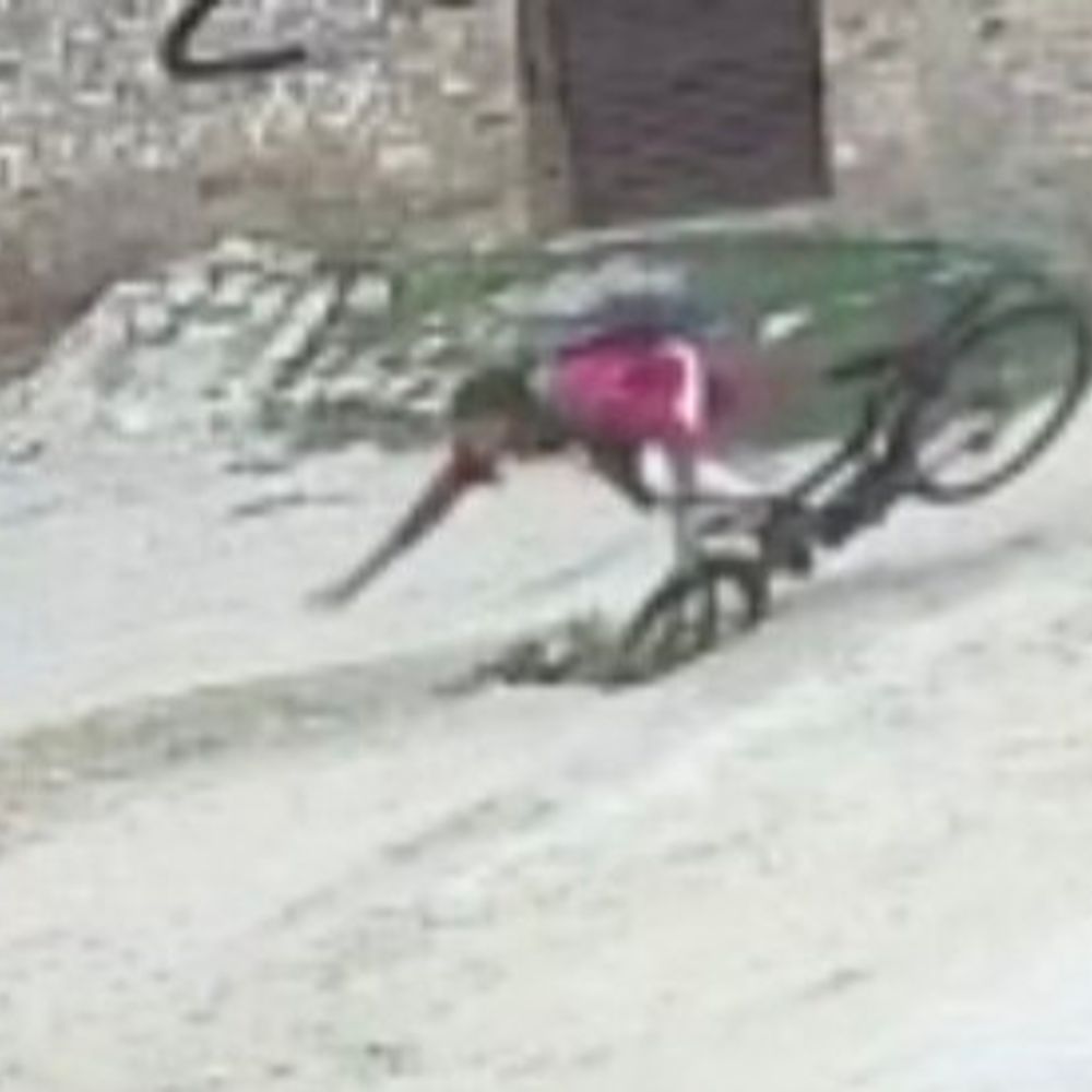 खुले मैनहोल में गिरकर छात्रा घायल, VIDEO:शिक्षामंत्री के इलाके की घटना, हादसे में लड़की का हाथ टूटा