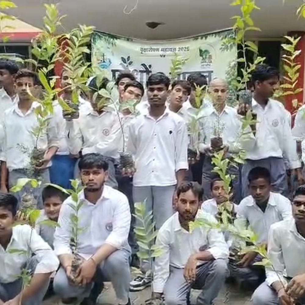 फतेहपुर में वन विभाग ने निकाली पौधों की बारात:सीडीओ ने हरी झंडी दिखाई, 53 लाख पौधरोपण की तैयारी