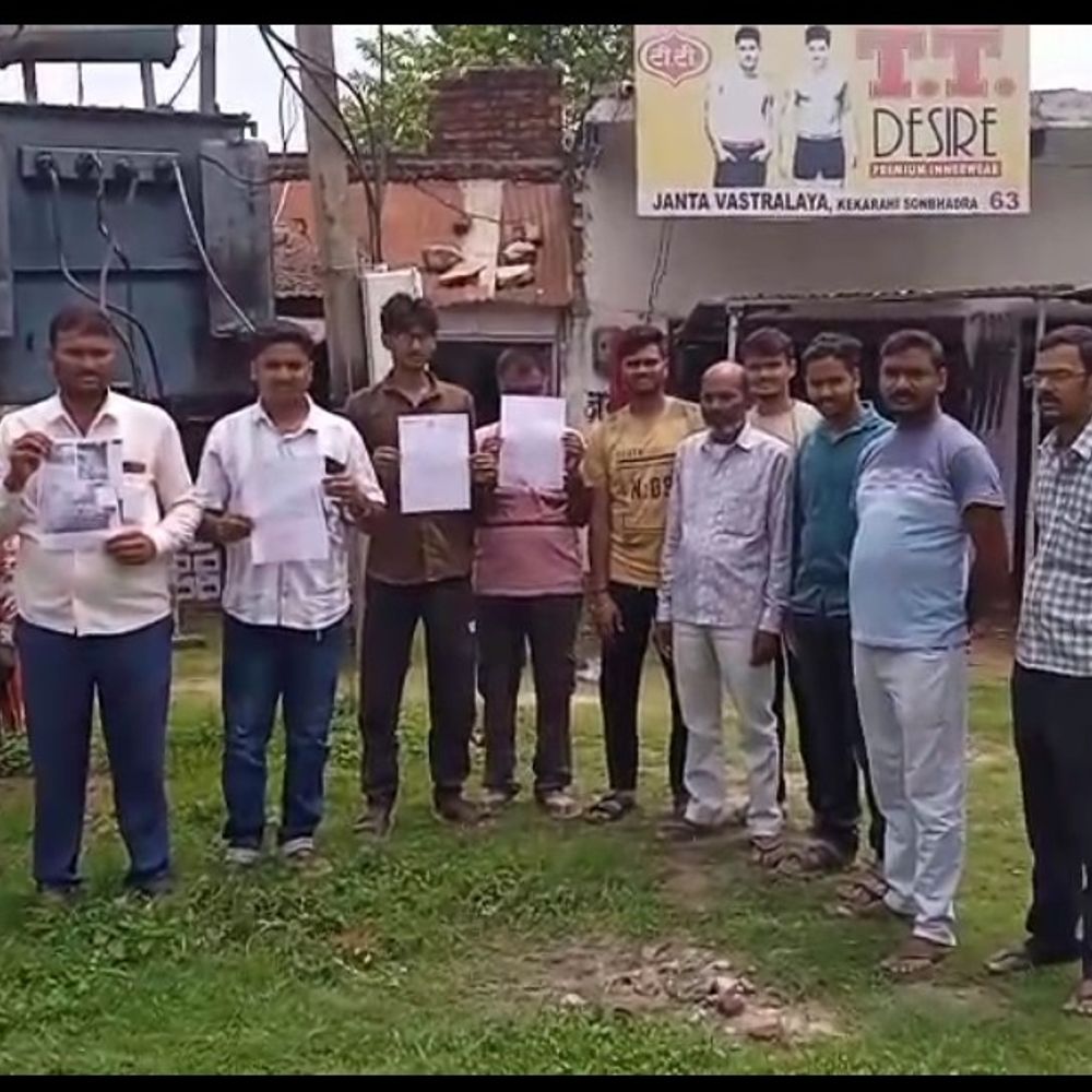 सोनभद्र में घर-स्कूल पर 11 हजार वोल्ट लाइन, खतरा:ग्रामीणों ने तत्काल स्थानांतरण की मांग की, विधायक ने लिखा पत्र