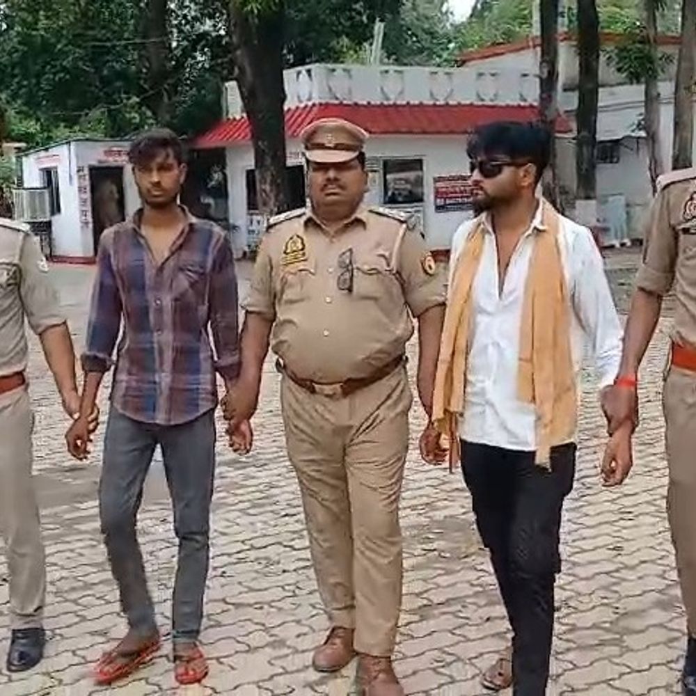 पुरानी रंजिश में फायरिंग के दो आरोपी गिरफ्तार:गोंडा में धानेपुर पुलिस ने राहुल ओझा और ओमप्रकाश मिश्र को पकड़ा