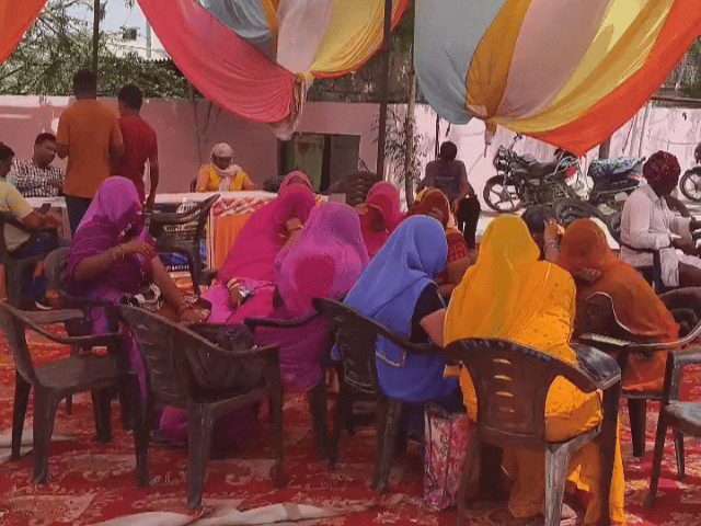 सरकारी-शिविर में गाना बजा 'याद सताए तो शराब पी लेना':डीजे वाले को टोका तो गाना चेंज हुआ; जॉब कार्ड बनवाने पहुंचे ग्रामीण लौटे निराश