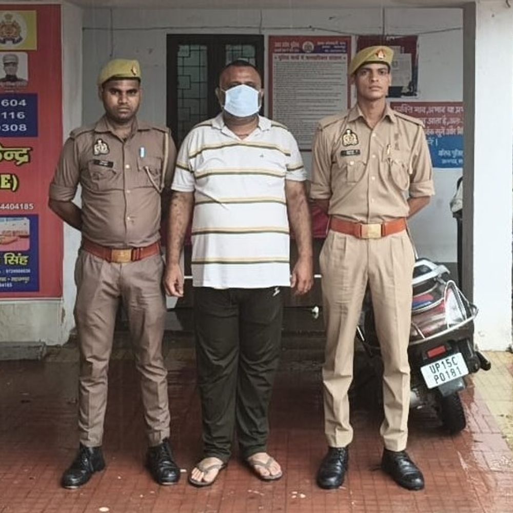 सहारनपुर में कारोबारी से रंगदारी मांगने वाला गिरफ्तार:हत्या के फर्जी केस में फंसाने की धमकी देकर 5 लाख मांगे, 72 हजार वसूले