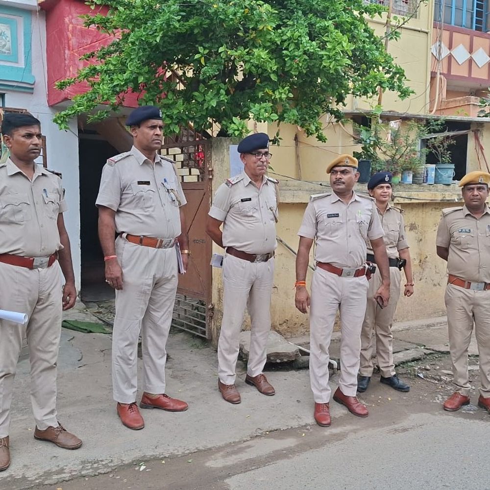 मुंगेर में फरार आरोपी के घर पुलिस ने चिपकाया इश्तिहार:न्यायालय के आदेश पर कार्रवाई, आत्मसमर्पण न करने पर कुर्की-जब्ती संभव
