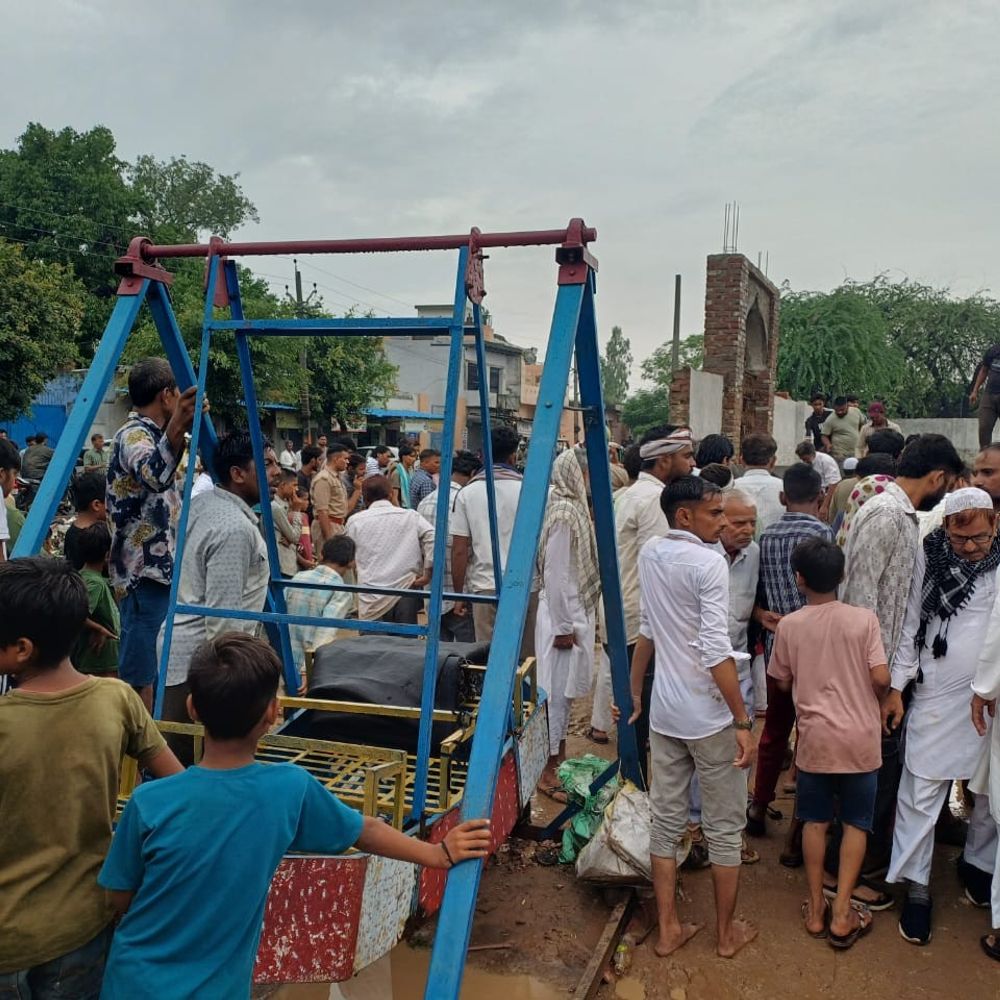 बुलंदशहर में मस्जिद की दीवार गिरी, 3 लोगों की मौत:एक ही परिवार के 6 लोग मलबे में दबे, तीन बच्चे गंभीर घायल