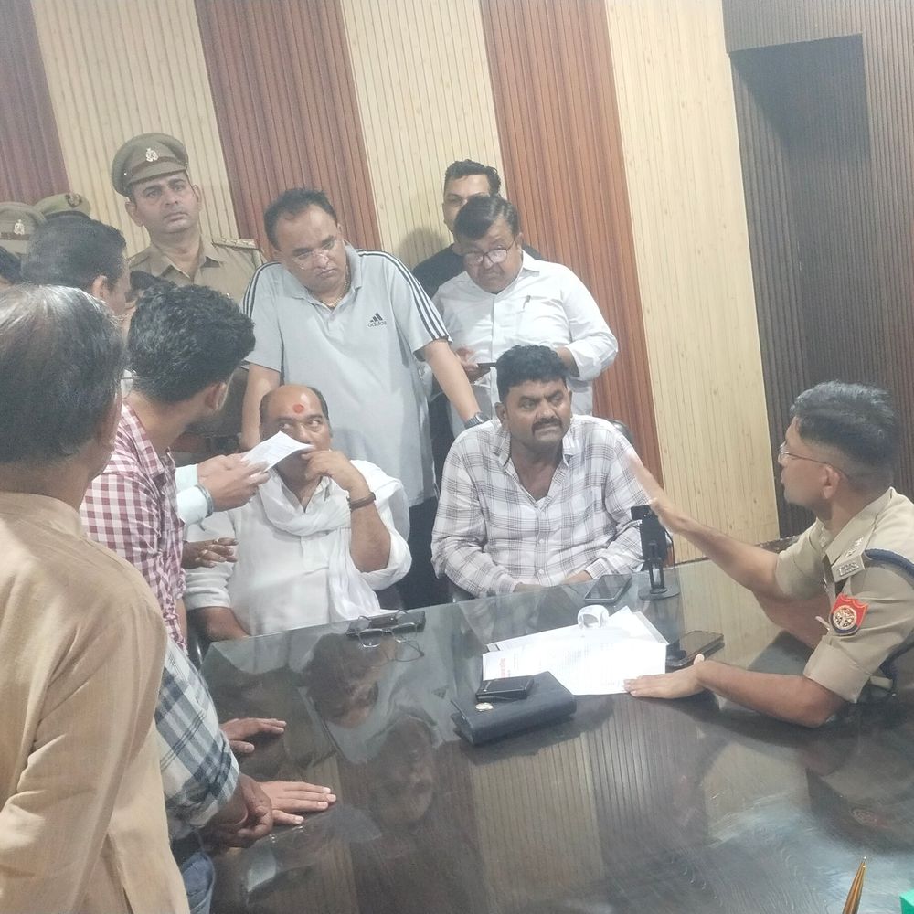 ललितपुर में रिटायर्ड टीचर के सुसाइड का मामला:परिजनों ने शव लेने से इनकार किया, सुसाइड नोट में पूर्व डीजी पर उकसाने का लगाया अरोप