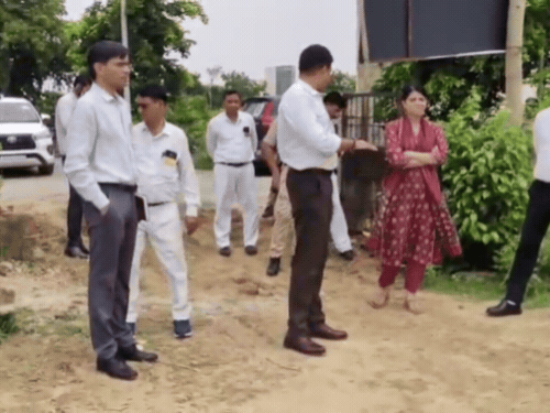 ‘वृक्षारोपण महायज्ञ’ में 53.94 लाख पौधे लगाने का लक्ष्य:शास्त्रीपुरम डी ब्लॉक में डीएम ने देखी व्यवस्थाएं, जिम्मेदारियां की तय
