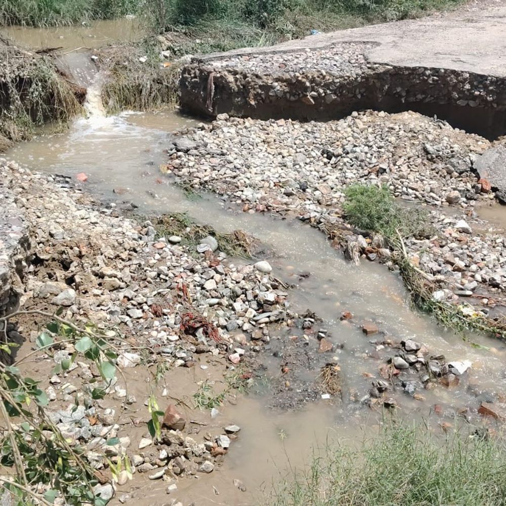 बागपत में बारिश से सड़क का 20 फीट हिस्सा बहा:चमरावल-धोली प्याऊ मार्ग क्षतिग्रस्त, 10 गांवों का मार्ग प्रभावित