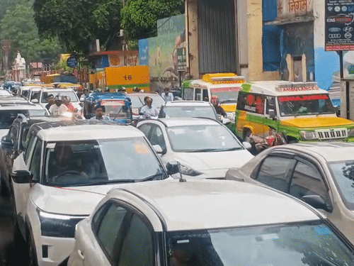 बारिश में वाहनों के थमे पहिए, हर तरफ दिखा जाम:मोतीझील से हैलट तक लगी वाहनों की कतार, गोविंद नगर में जलभराव में फंसे लोग
