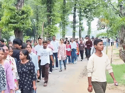 DDU में BALLB का एंट्रेंस एग्जाम संपन्न:अभ्यर्थी बोले- रीजनिंग, लीगल एप्टीट्यूट आसान, मैथ्स के सवालों ने उलझाया