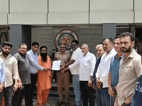 आवास विकास अफसरों के खिलाफ विजयनगर थाना घेरा:प्रताप विहार के लोग बोले- हमारे घरों में बारिश का पानी भर रहा, डीएम ने जांच बैठाई